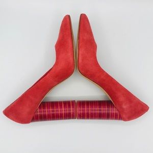 POR LA VICTOIRE SUEDE PUMPS